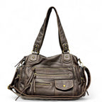 Sac à main en cuir marron avec multiples poches zippées et bandoulière ajustable. Élégant et pratique pour un usage quotidien. Accessoire mode femme.