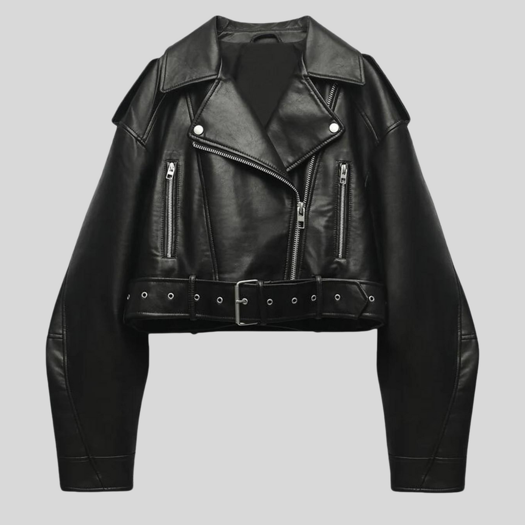 Veste en cuir noir pour femme, style motard, avec fermeture éclair asymétrique, poches zippées et ceinture ajustable. Mode tendance automne-hiver.