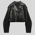 Veste en cuir noir pour femme, style motard, avec fermeture éclair asymétrique, poches zippées et ceinture ajustable. Mode tendance automne-hiver.