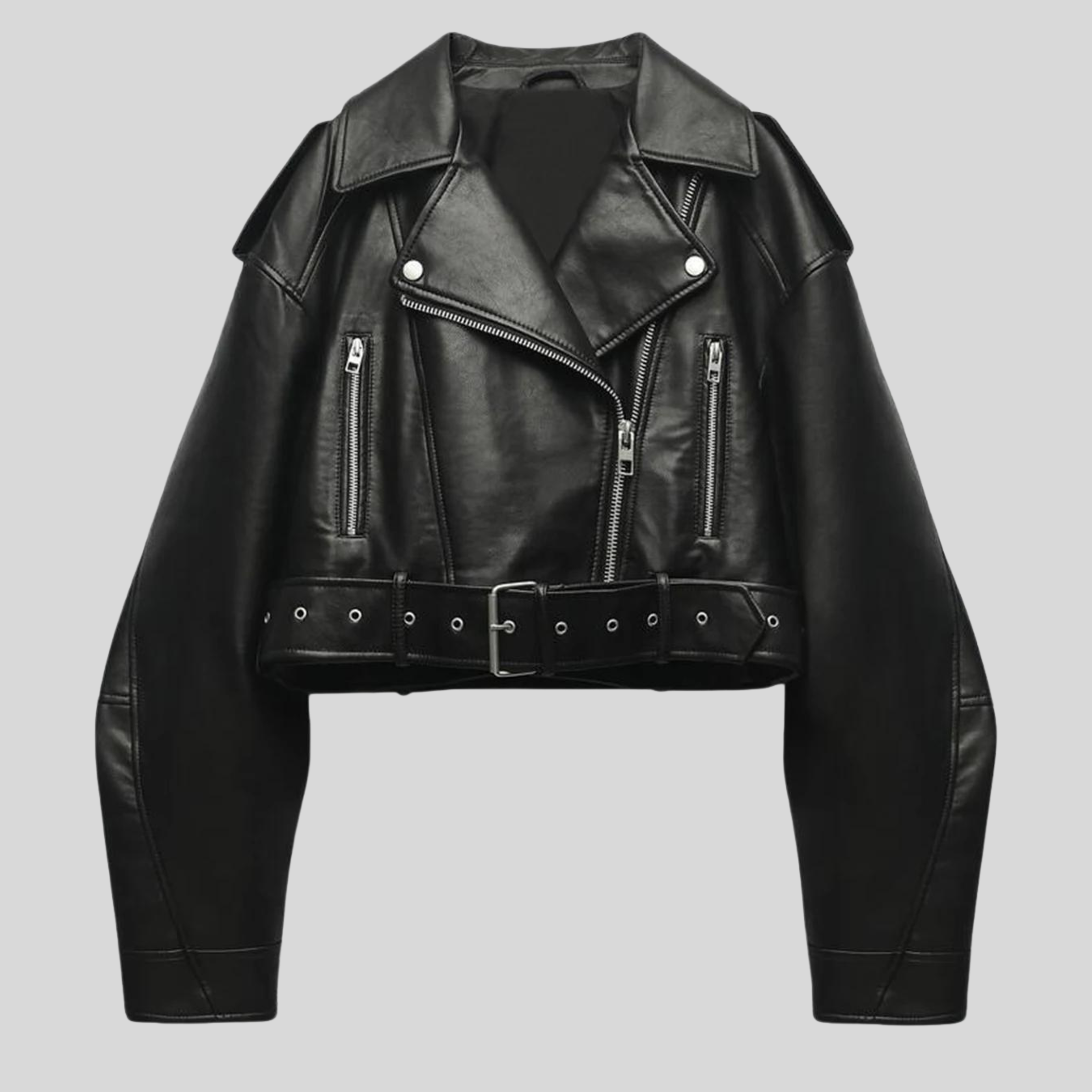 Veste en cuir noir pour femme, style motard, avec fermeture éclair asymétrique, poches zippées et ceinture ajustable. Mode tendance automne-hiver.