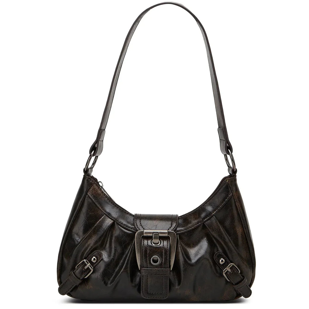 Sac à main en cuir marron foncé avec bandoulière, boucle décorative et détails plissés. Accessoire mode élégant pour femme.