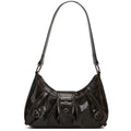 Sac à main en cuir marron foncé avec bandoulière, boucle décorative et détails plissés. Accessoire mode élégant pour femme.
