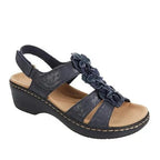 Sandale compensée bleue pour femme avec fleurs décoratives, bride arrière réglable, semelle confortable. Chaussure d'été élégante et pratique.