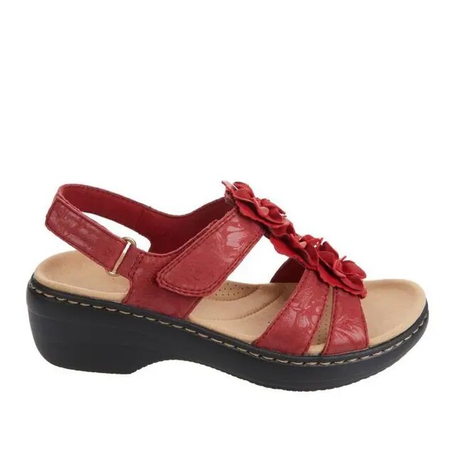 Sandale rouge pour femme avec talon compensé noir, ornée de fleurs décoratives. Chaussure d'été confortable et élégante.