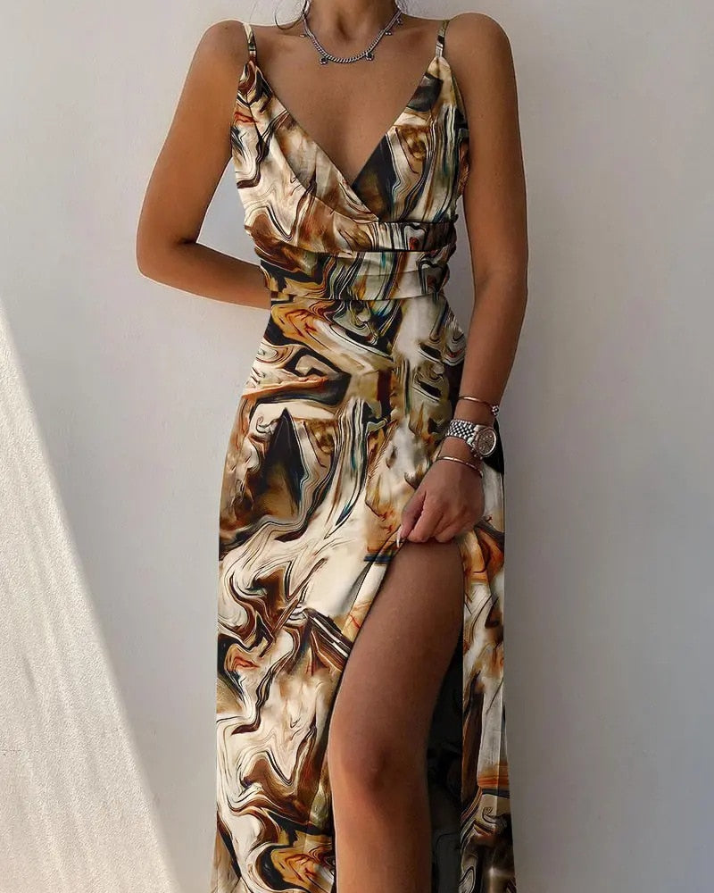Robe longue élégante à motifs marbrés, fente haute, bretelles fines, style chic et moderne, idéale pour soirées et événements spéciaux.