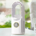 Purificateur d'air blanc moderne avec affichage numérique, émettant de la vapeur, posé sur une table. Design élégant, technologie avancée.
