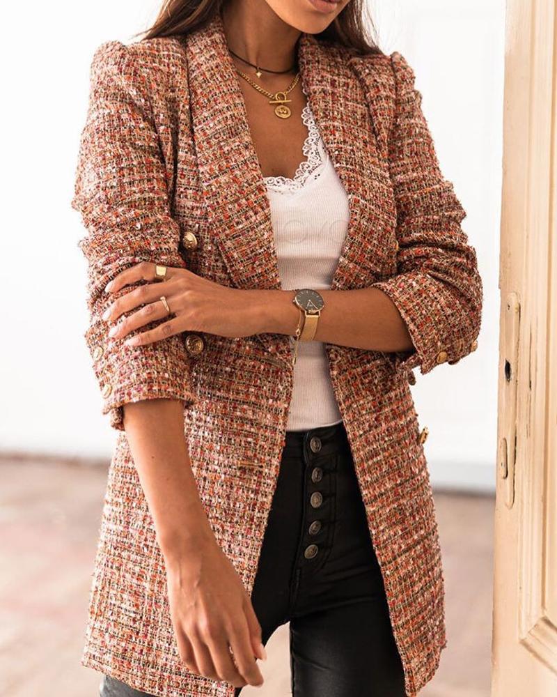 Femme portant une veste en tweed multicolore, débardeur blanc, collier doré et pantalon noir. Mode élégante, tendance automne, style chic.