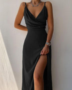 Robe noire élégante avec décolleté en V et fente haute, portée par une femme. Mode féminine chic, tenue de soirée glamour.