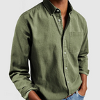 Chemise verte en coton pour homme, manches longues, poche poitrine, style décontracté, idéale pour mode masculine, tenue quotidienne élégante.
