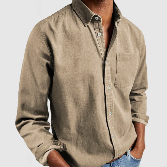 Chemise en denim beige pour homme, manches longues, poche poitrine, style décontracté, mode masculine, tenue élégante, fond gris.