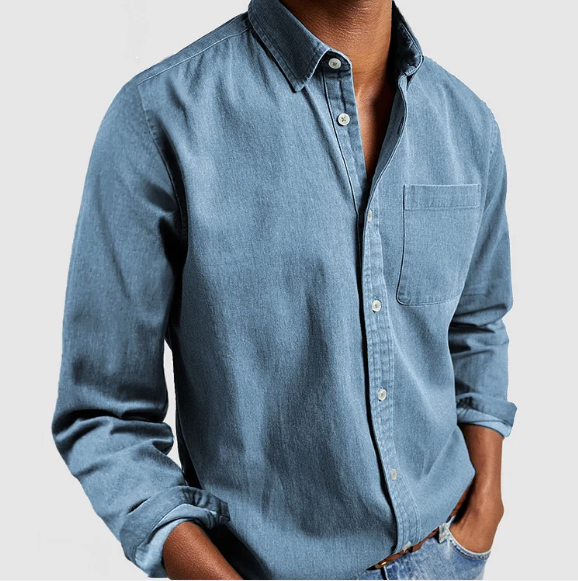 Chemise en jean bleu pour homme, manches longues, poche poitrine, style décontracté. Mode masculine, tenue casual, tendance denim.
