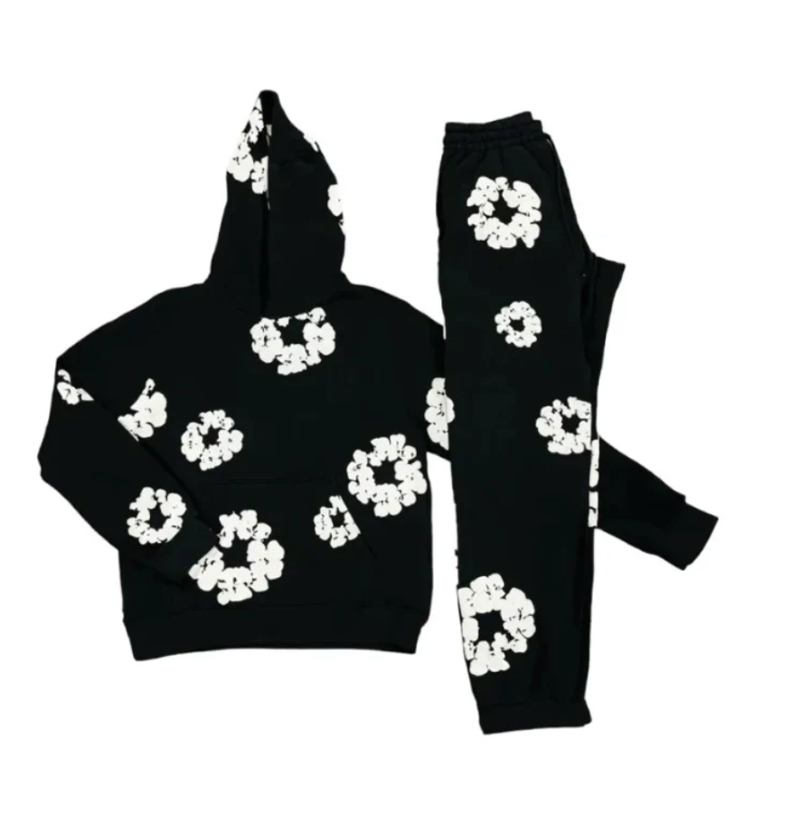 Sweat à capuche noir et pantalon assorti avec motifs floraux blancs. Ensemble décontracté tendance, mode streetwear, vêtements confortables.