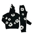 Sweat à capuche noir et pantalon assorti avec motifs floraux blancs. Ensemble décontracté tendance, mode streetwear, vêtements confortables.