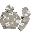 Sweat à capuche et pantalon gris avec motifs floraux blancs, ensemble décontracté tendance, vêtements confortables pour homme ou femme.