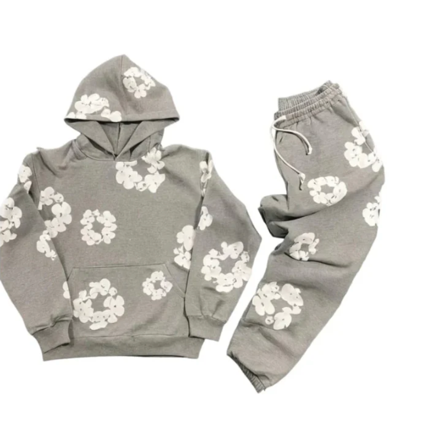 Sweat à capuche et pantalon gris avec motifs floraux blancs, ensemble décontracté tendance, vêtements confortables pour homme ou femme.