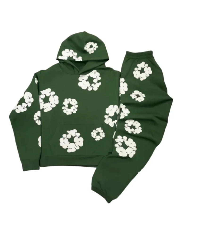 Sweat à capuche vert avec motifs floraux blancs, ensemble avec pantalon assorti. Mode tendance, vêtements confortables, style décontracté.