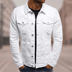 Homme portant une veste en jean blanche, manches longues, avec boutons, sur fond urbain flou. Mode masculine, style décontracté, tendance.
