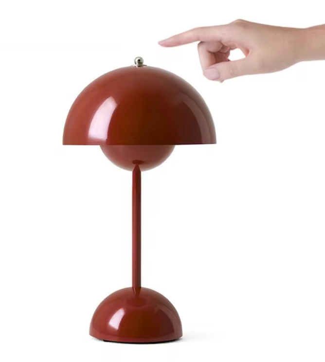 Lampe de table design rouge avec abat-jour hémisphérique, interrupteur tactile, style moderne. Éclairage intérieur élégant et contemporain.