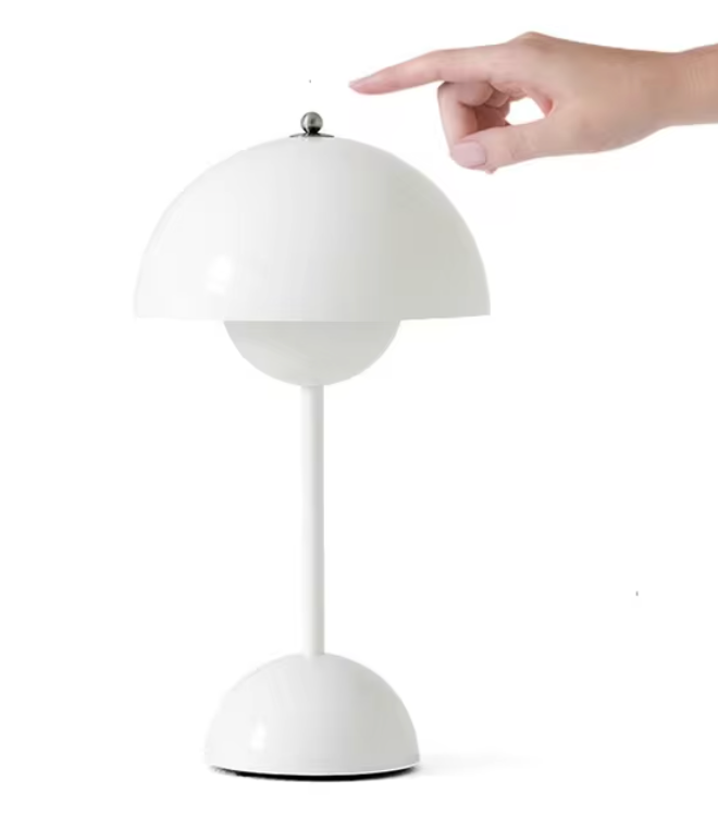 Lampe de table blanche moderne avec design en forme de champignon, main ajustant le bouton supérieur. Éclairage intérieur élégant et minimaliste.