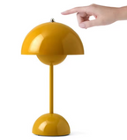 Lampe de table design rétro jaune moutarde avec abat-jour en forme de dôme, interrupteur tactile, style moderne, éclairage intérieur élégant.