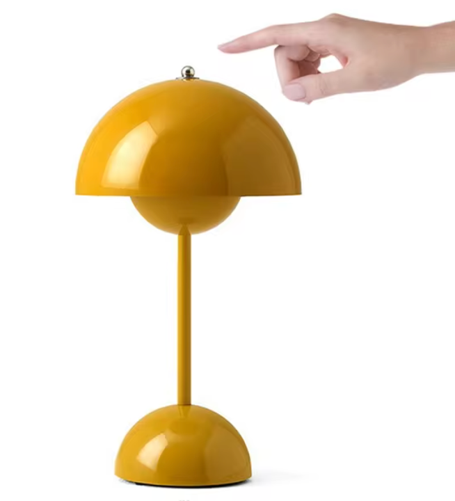 Lampe de table design rétro jaune moutarde avec abat-jour en forme de dôme, interrupteur tactile, style moderne, éclairage intérieur élégant.