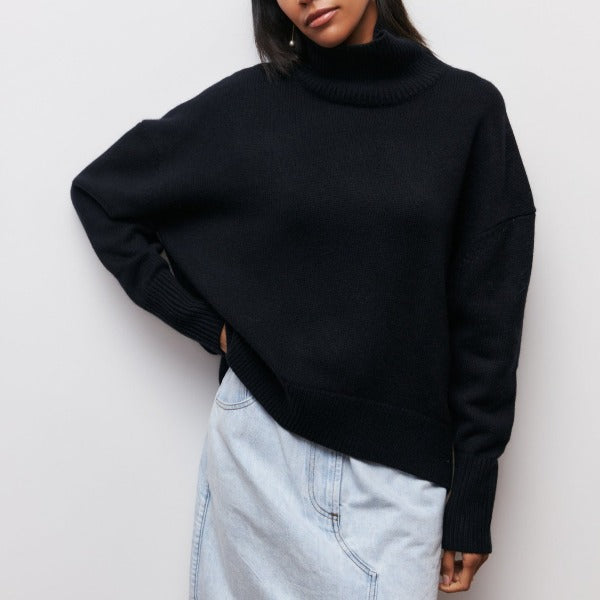 Femme portant un pull noir à col roulé et une jupe en jean clair, mode automne-hiver, style décontracté et élégant.