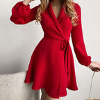 Robe rouge élégante à manches longues, ceinture nouée, style chic et moderne, idéale pour soirées ou événements formels.