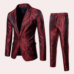 Costume homme élégant en jacquard rouge avec motifs floraux, veste et pantalon assortis. Tenue de soirée chic, mode masculine tendance.