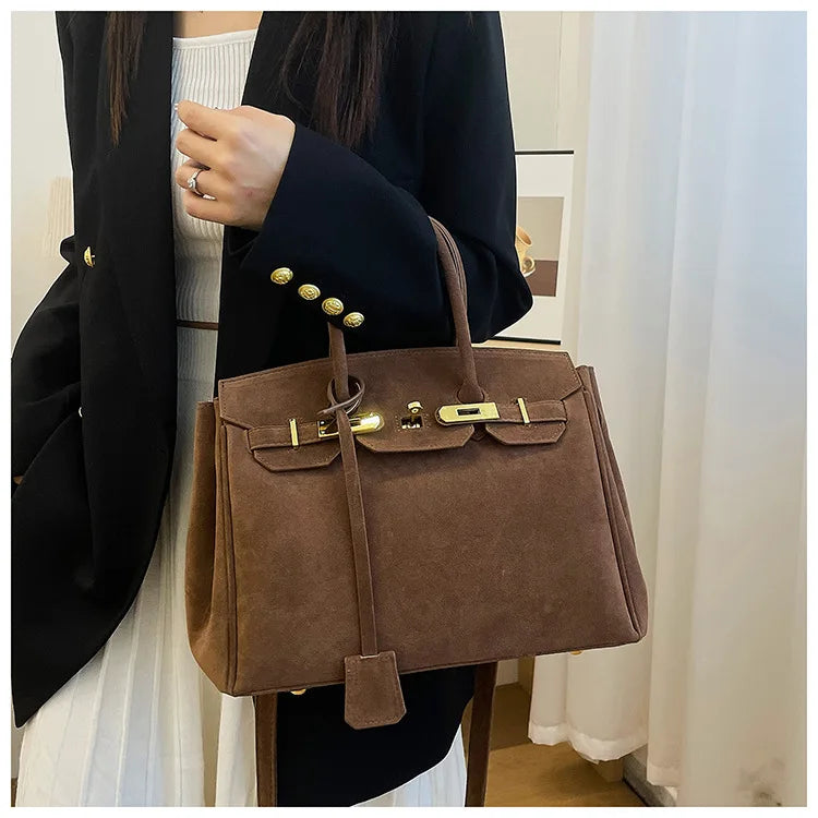 Sac à bandoulière Kelly en daim avec quincaillerie dorée