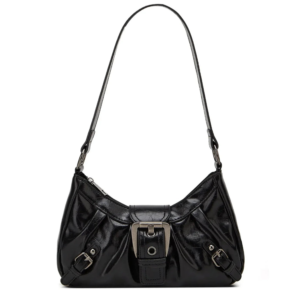 Sac à main noir en cuir avec bandoulière, boucle métallique et plis élégants. Accessoire de mode chic pour femmes, tendance et sophistiqué.