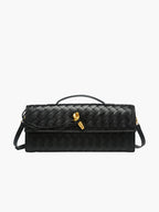 Sac à main noir en cuir tressé avec bandoulière, poignée supérieure et détails dorés. Élégant et moderne, parfait pour la mode féminine.
