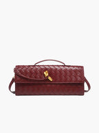 Sac à main en cuir bordeaux tressé avec bandoulière, fermoir doré élégant. Accessoire mode femme chic et tendance.