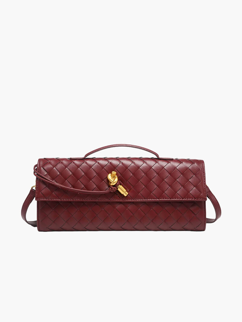 Sac à main en cuir bordeaux tressé avec bandoulière, fermoir doré élégant. Accessoire mode femme chic et tendance.