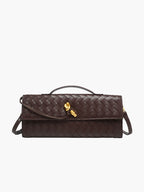 Sac à main en cuir marron tressé avec bandoulière, fermoir doré élégant. Accessoire mode luxe, design moderne et sophistiqué.