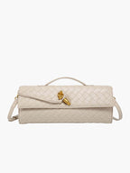 Sac à main en cuir tressé beige avec bandoulière et fermoir doré, design élégant et moderne, accessoire de mode tendance pour femme.