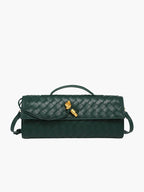 Sac à main vert foncé en cuir tressé avec poignée et fermoir doré, design élégant et moderne, accessoire de mode tendance pour femme.