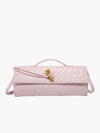 Sac à main rose tressé en cuir avec fermoir doré, design élégant et moderne, idéal pour la mode féminine. Accessoire tendance et chic.