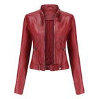 Veste en cuir rouge pour femme, style motard, avec fermeture éclair, col montant et poches zippées. Mode tendance, vêtement automne-hiver.