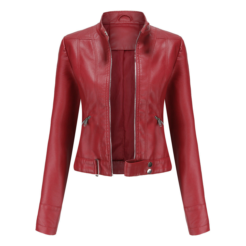 Veste en cuir rouge pour femme, style motard, avec fermeture éclair, col montant et poches zippées. Mode tendance, vêtement automne-hiver.