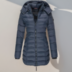 Doudoune longue femme bleu marine avec capuche, fermeture éclair, manches longues, style moderne. Veste hiver chaude et élégante.