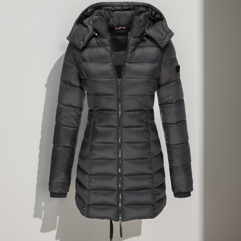 Doudoune noire longue avec capuche amovible, fermeture éclair frontale, design matelassé, idéale pour l'hiver et les températures froides.