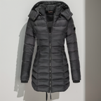 Doudoune noire longue avec capuche amovible, fermeture éclair frontale, design matelassé, idéale pour l'hiver et les températures froides.