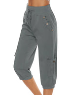 Pantalon capri femme gris, taille haute, avec poches boutonnées et cordon de serrage. Style décontracté, idéal pour l'été et les activités extérieures.