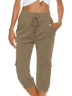 Pantalon cargo kaki pour femme, taille haute avec cordon, poches latérales, coupe décontractée. Mode estivale, confortable et tendance.