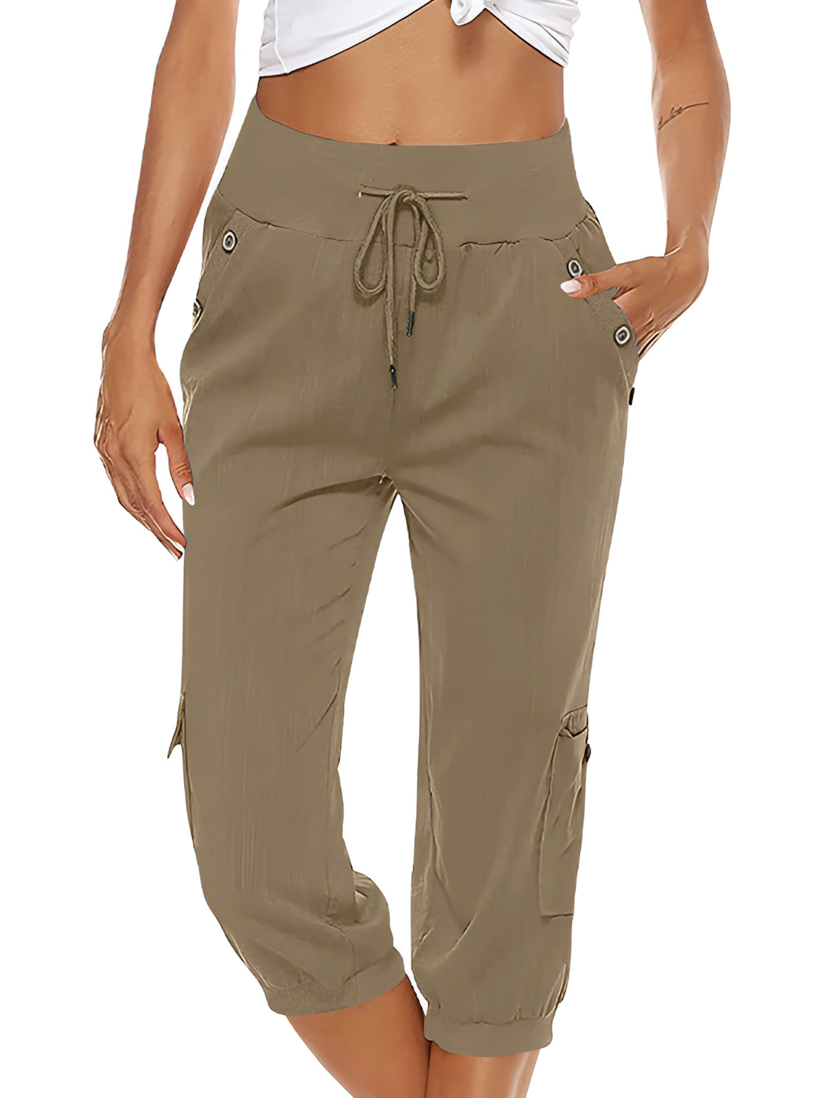 Pantalon cargo kaki pour femme, taille haute avec cordon, poches latérales, coupe décontractée. Mode estivale, confortable et tendance.