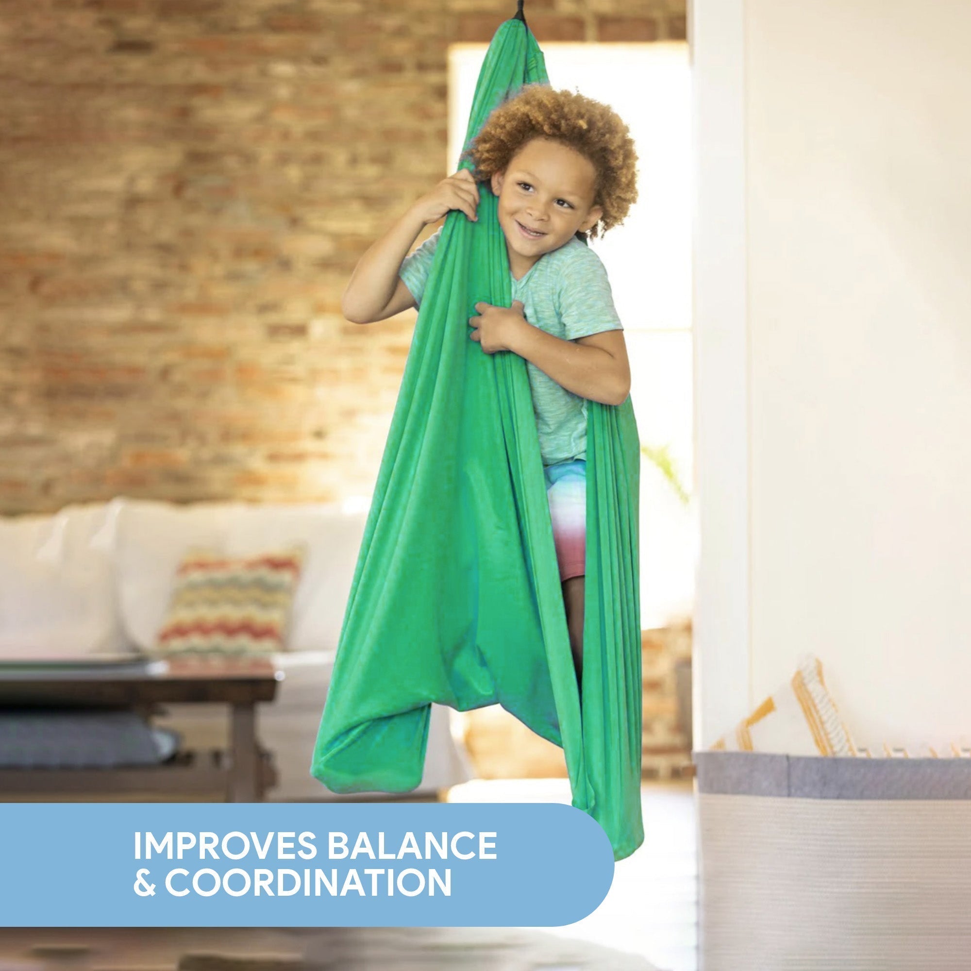 Enfant jouant dans un hamac vert intérieur, améliore l'équilibre et la coordination, salon moderne en arrière-plan, activité ludique et éducative.