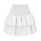 Jupe blanche à volants superposés, taille élastique smockée, style bohème chic, mode féminine tendance, vêtement d'été élégant.