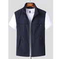 Gilet sans manches bleu marine pour homme sur cintre, avec t-shirt blanc en dessous. Vêtement décontracté, mode masculine, style moderne.