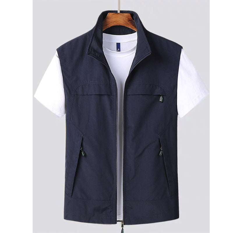 Gilet sans manches bleu marine pour homme sur cintre, avec t-shirt blanc en dessous. Vêtement décontracté, mode masculine, style moderne.