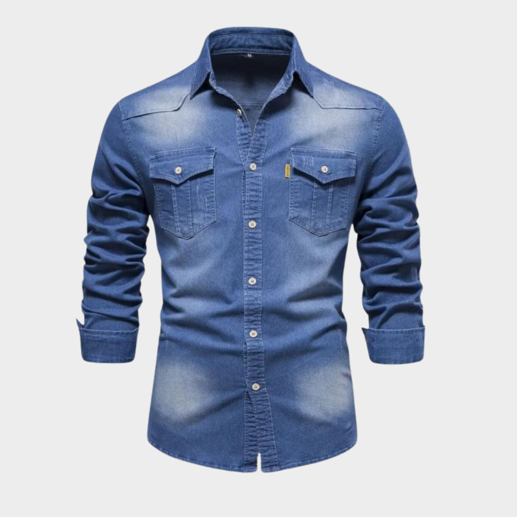 Chemise en jean bleu pour homme avec manches longues, poches à rabat et boutons blancs. Style décontracté, mode masculine tendance.